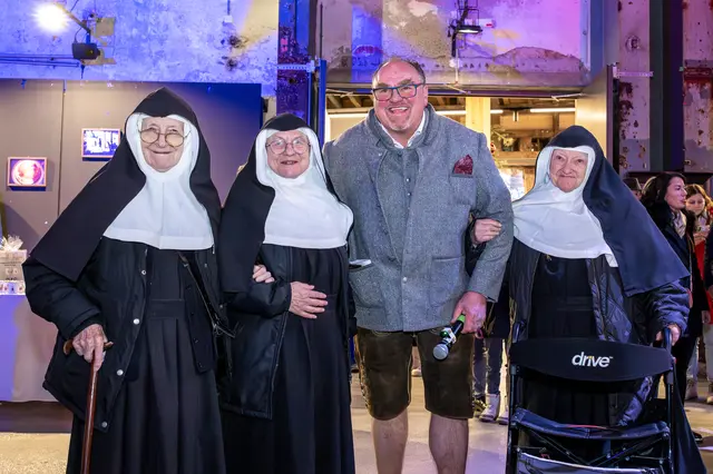 Die Ordensschwestern Regina, Rita und Bernadette mit Organisator Matthäus Leitner.