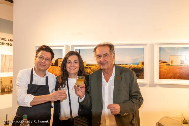 Markus Strahlhofer mit Gattin Jelena und Alfred Gottsbachner stoßen mit "Mules" an (vlnr). | Foto: www.cine-motion.at / Ivanek