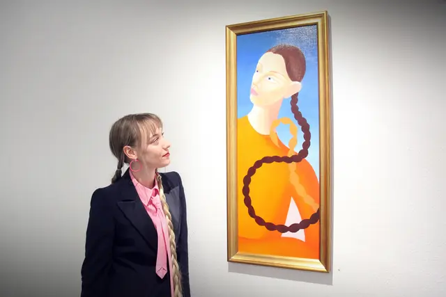 Melanie Thöni vor einem ihrer Werke – Sinnbild für eine Malerei, die Tradition neu denkt und weibliche Perspektiven in den Vordergrund rückt. Auf Augenhöhe mit Vergangenheit und Gegenwart.