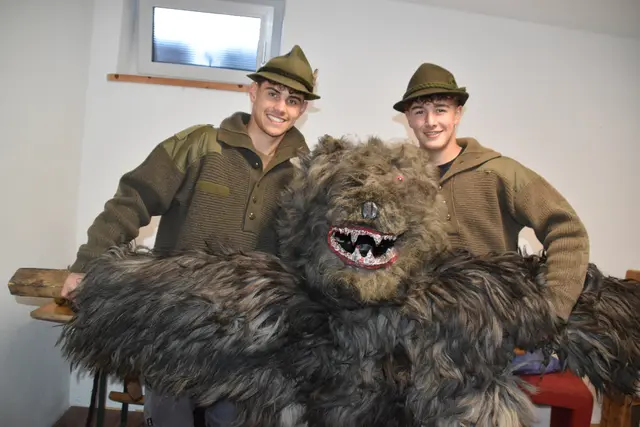 Neuzugänge Anton und Noah als Bär und Bärentreiber.