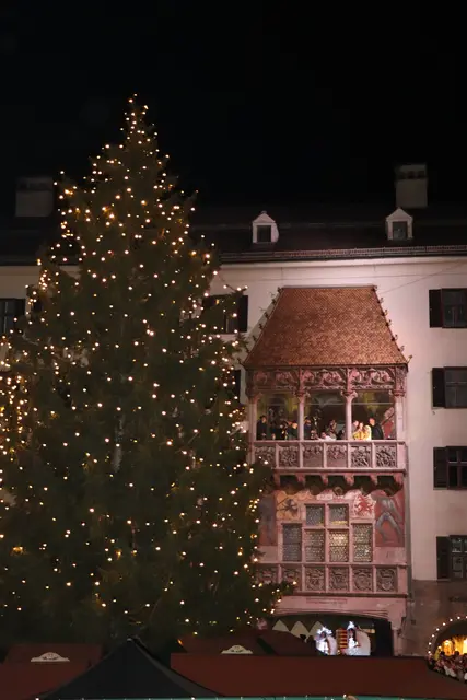 Mit einem gemeinsamen Knopfdruck lassen Bürgermeister Johannes Anzengruber und Engel Lara die 1.300 Lichter des Christbaums erstrahlen. | Foto: Kendlbacher