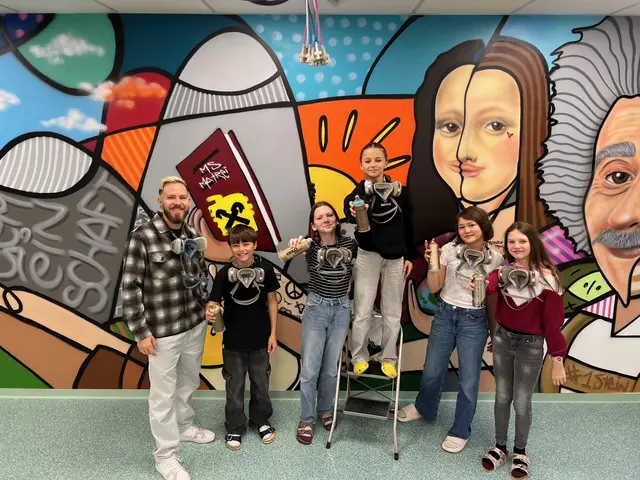 Fünf Schüler durften gemeinsam mit Grafitti-Künstler Stephan Jenewein eine große Wand im Ergeschoss bunt gestalten. | Foto: Stephan Jenewein