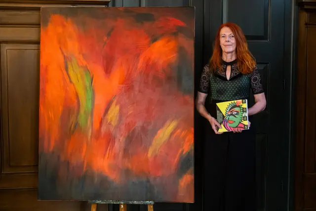 Hermine Arnold (Wollsdorf / St. Ruprecht), die Jubiläumsbuchautorin, mit dem Bild von Herta Tinchon (Gleisdorf), die aus gesundheitlichen Gründen nicht anwesend sein konnte | Foto: Gernot Muhr