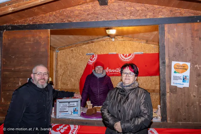 "Kinderfreunde" am Punschstand Sylvia Schwab (Hintergrund) mit Erich und Michaela Buczolits (vlnr). | Foto: www.cine-motion.at / Ivanek