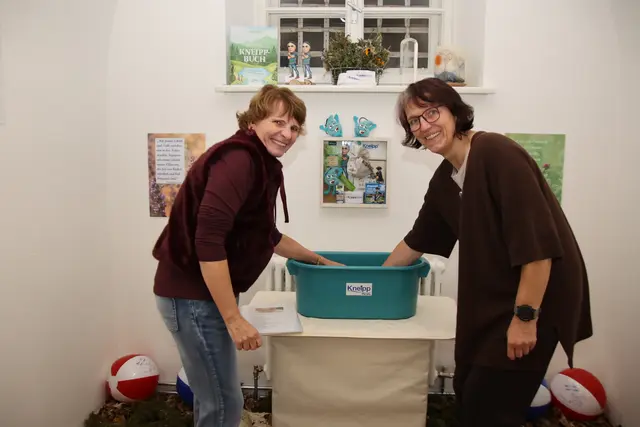 Kneippen im Aktiv-Raum: Martha Pichler und Eva Schneider.