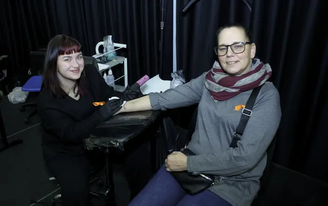 Martina Fiala beim Tattoo stechen | Foto: Markus Achleitner