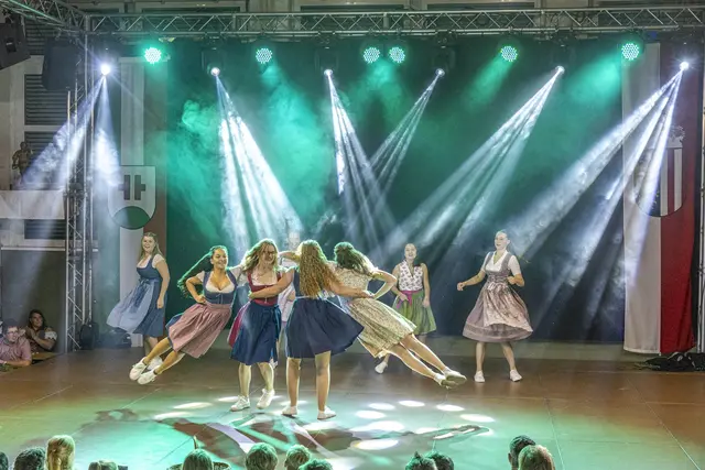 "Die Dirndl-Show" wurde beim Oberösterreichischen Wertungsplatteln wurde von den Tänzerinnen des hiesigen Vereins in Pichl bei Wels aufgeführt. | Foto: Tino Andrea Fraccaroli