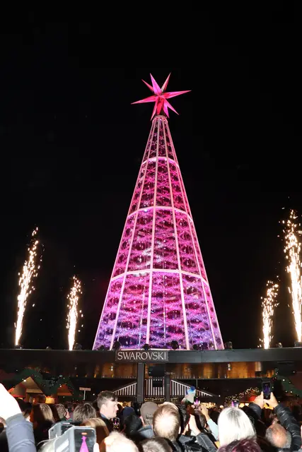 Bei der Eröffnung erstrahlte der SWAROVSKI-Christbaum am Marktplatz in allen Farben. | Foto: Kendlbacher