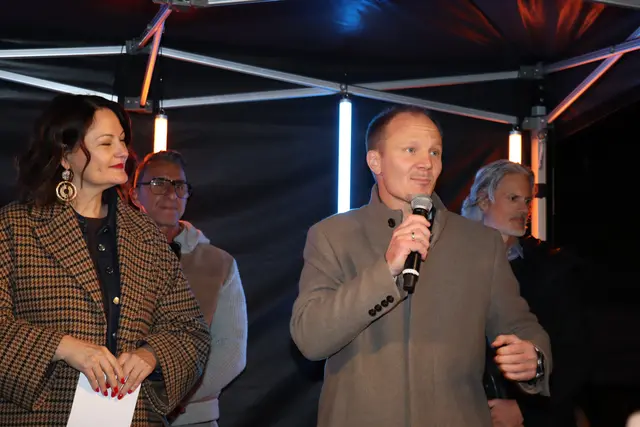 Bgm. Johannes Anzengruber begrüßte die zahlreichen Besucherinnen und Besucher, bedankte sich bei allen Mitwirkenden des Christkindlmarktes und wünschte allen eine besinnliche Adventzeit. | Foto: Kendlbacher
