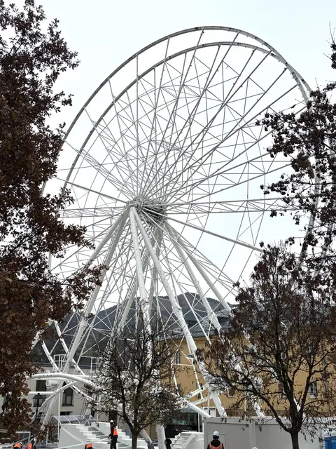 Das Riesenrad wächst im Stadtpark. | Foto: Nikolaus Kogler