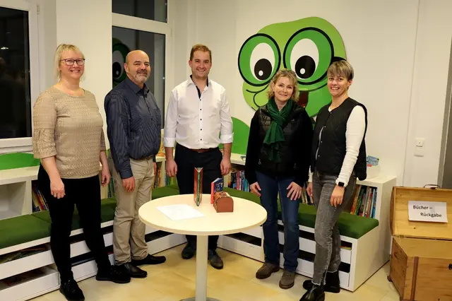 Monika Fuchs (Bücherteam), Bürgermeister Siegfried Berlinger, Alexander Haas (haas exklusivmöbel), Roswitha Klaffenböck (Polsterhandwerk Klaffenböck) und Regina Gahbauer (Obfrau Familienausschuss). | Foto: Gemeinde St. Roman