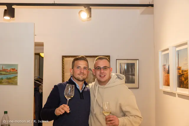 Patrick Krauskopf und Daniel Krejc in Verkostungsgebärde (vlnr). | Foto: www.cine-motion.at / Ivanek