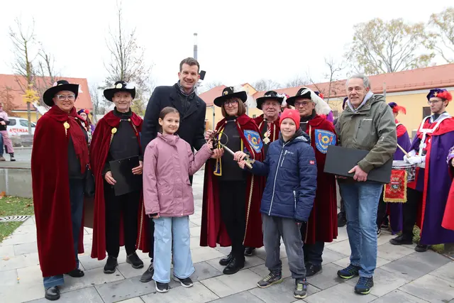 Ernestine und Franz Brunner, Bürgermeister Christian Macho, Gilden-Obfrau Carina Riepl, Ehrenpräsident Robert Weitzbauer, Gilden-Vize Christian Resch, Vize-Ortschef Peter Szirtes sowie Kinderbürgermeister Dominik und Kindervizebürgermeisterin Monika. | Foto: Manfred Wlasak