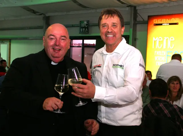 Kanonikus Franz Brei und Gernot Schmidt kosteten beim Ganslessen den jungen Wein. | Foto: Anna Maria Kaufmann