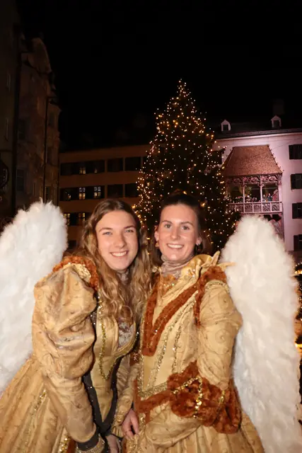 Die beiden Engel genossen die stimmungsvolle Atmosphäre in vollen Zügen und ließen sich vom festlichen Zauber rundherum mitreißen. | Foto: Kendlbacher