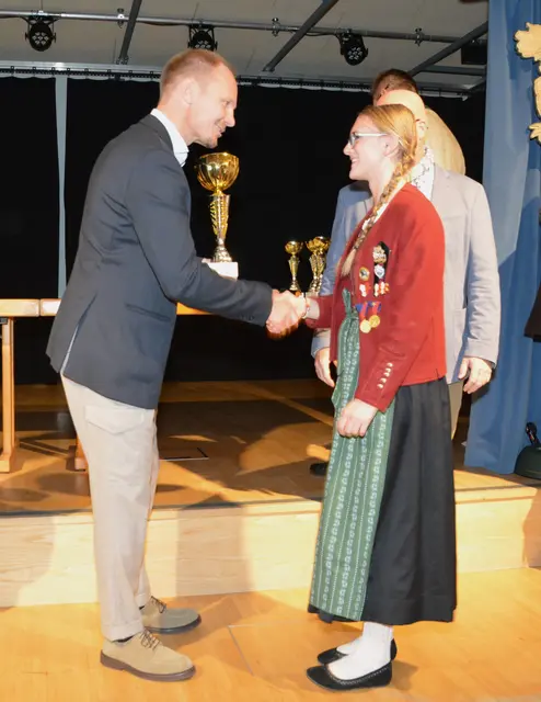 Gratulation von Innsbrucks Bgm. Johannes Anzengruber für Jungschützenkönigin Neveah Wade. | Foto: Hans Gregoritsch