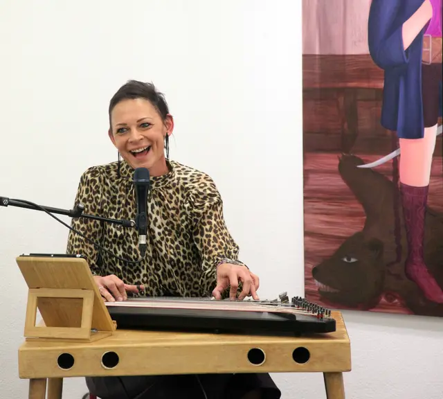 Sabine Gruber begeisterte mit Ausstrahlung und spannender Songauswahl an Zither und Gesang.