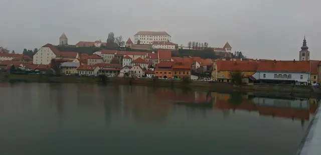 Schloss Ptuj über den Dächern der gleichnamigen Stadt ,
Die Gebäudeteile des Schlosses beherbergen Museumssammlungen, darunter eine Waffensammlung mit rund 500 Exponaten, eine Möbel- und eine Kleidungssammlung – ergänzt um traditionelle Karnevalskostüme und Masken, Musikinstrumente mit etwa 300 Instrumenten aus der Volksmusik, Gemälde und Hinterglasmalereien, Alltagsgegenstände. 
An einem Gebäudeflügel ist die Klosterkirche angebaut, die aus der Wallfahrtskirche hervorging und nach Um- und Ausbau nun Mariä-Himmelfahrts-Kirche heißt.