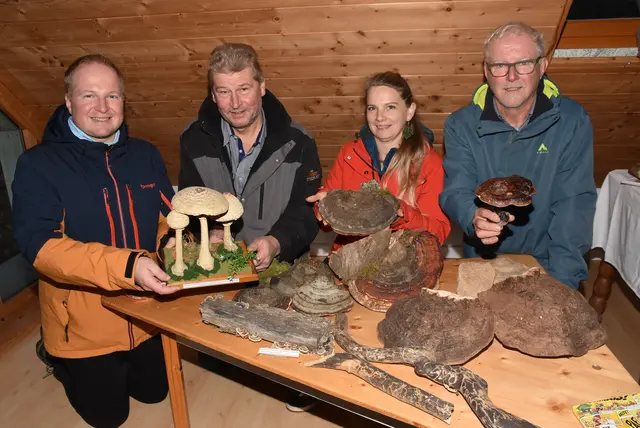 Willkommen bei den Pilzen! Mit einer Pilz-Wanderung und einem Ausstellungsbesuch „Willkommen bei den Pilzen“ verabschiedete sich das Museum in Altenburg für diese Saison. Martin Luger, Josef Steininger, Susanne Holly, Ernst Eckmayr.  | Foto: Zinterhof
