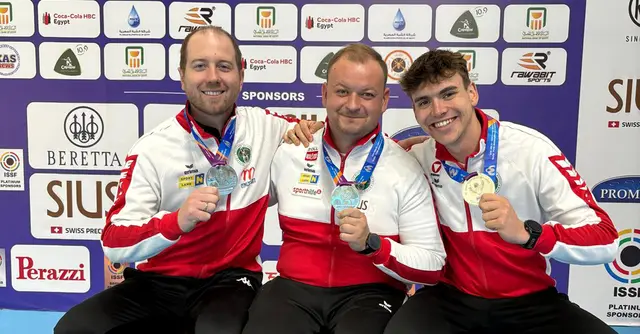 Bernhard Pickl, Alexander Schmirl (beide NÖ) und Dominic Einwaller konnten sich 2025 in Kairo als österreichische Mannschaft über den Titel des Vizeweltmeisters im 300m Dreistellungskampf freuen. | Foto: Franz Roth / ÖSB