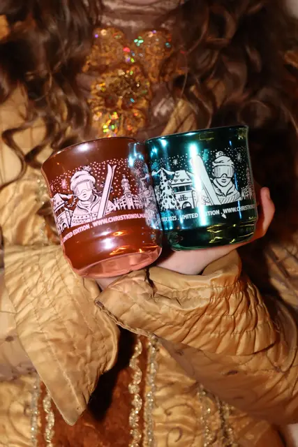 Das neue Design der Glühweintassen kann sich sehen lassen. | Foto: Kendlbacher