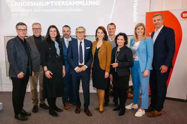 Im Bild, von links: WB-Direktor Kurt Katstaller, WKS-Vizepräsident Manfred
Rosenstatter, Bezirksobfrau Elke Steinbacher, Bezirksobmann Hans Otto Resl, WB-Landesobmann
Präsident Peter Buchmüller, Landeshauptfrau Karoline Edtstadler, IV-Präsident Peter Unterkofler, Michaela Hilber, Abg. z. NR Tanja Graf und Spartenobmann
Maximilian Gruber. | Foto: Manuel Horn