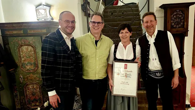 Lamm-Chefin Vroni Henökl freute sich über die Ehrenurkunde, die ihr von TVM-Obmann Peter Margreiter (r.) und seinem Stv. Joachim Stecher (2.v.l.) im Beisein von Bgm. Patrick Geir (l.) übergeben wurde. | Foto: TVM