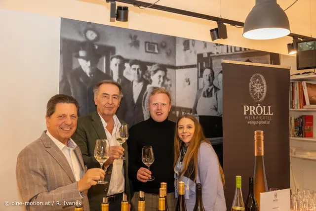 Bürgermeister Fritz Blasnek und GF Gemeinderat Alfred Gottsbachner begrüßt Maximilian Pröll mit Freundin Julia Schoßmann (vlnr). | Foto: www.cine-motion.at / Ivanek