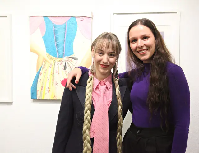 Zwei junge Frauen, die mit dem Anspruch an Perfektion und Qualität an Wort und Bild gearbeitet haben. Mit eindrücklichem Ergebnis! Künstlerin Melanie Thöni mit Kunst- und Kulturwissenschaftlerin Johanna Böhm, BA BA MA.