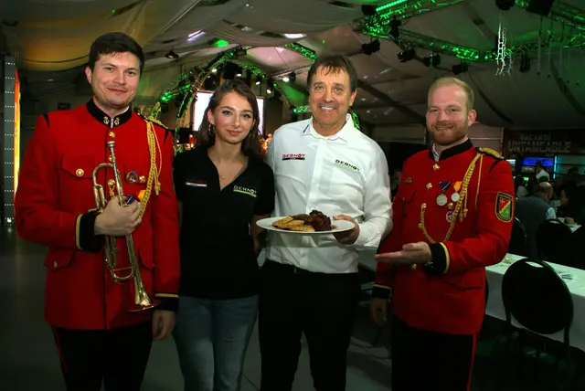 Kapellmeister Dominik Pint, Anna Bambara, Gernot Schmidt und Obmann Simon Meitz. | Foto: Anna Maria Kaufmann