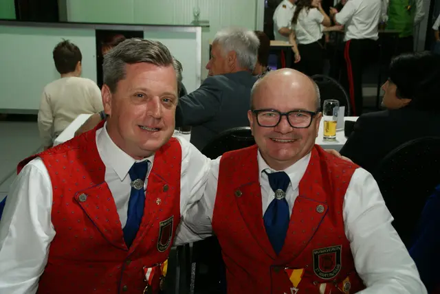 Auch eine Abordnung des MV Sankt Martin an der Raab ehrte die Kollegen und Kolleginnen in Jennersdorf. | Foto: Anna Maria Kaufmann