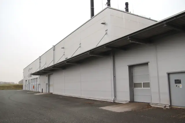 Die Produktionshalle von außen. | Foto: Martin Wurglits