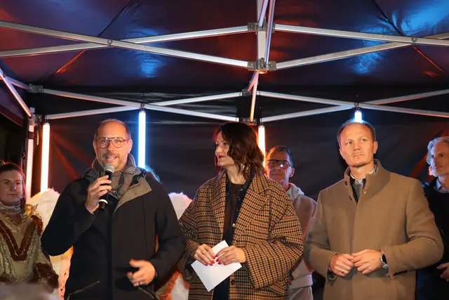LR Mario Gerber bedankte sich bei allen Mitwirkenden des Christkindlmarktes. | Foto: Kendlbacher