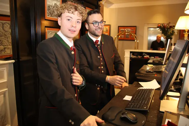 Maximilian Klemm an der Hotelrezeption.