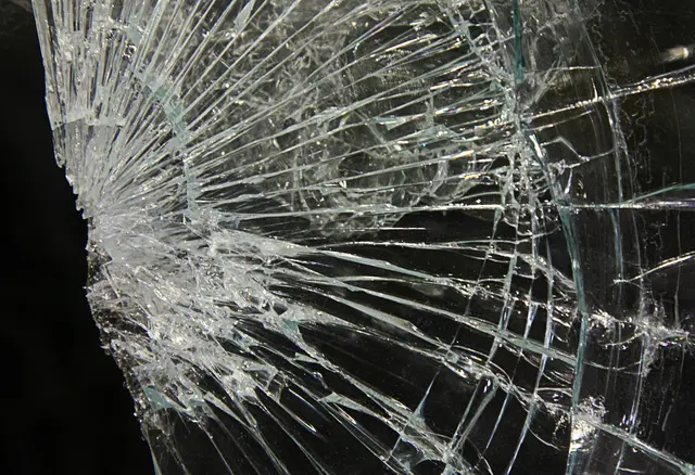 Ein Modegeschäft in Wörgl wurde Opfer einer Sachbeschädigung. Die Polizei bittet um Hinweise. | Foto: smarterpix (Symbolbild)