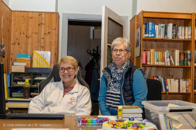 Michaela H. und Gerda G., die ehrenamtliche Damen, die am letzten Freitag den Dienst übernahmen. | Foto: www.cine-motion.at / Ivanek