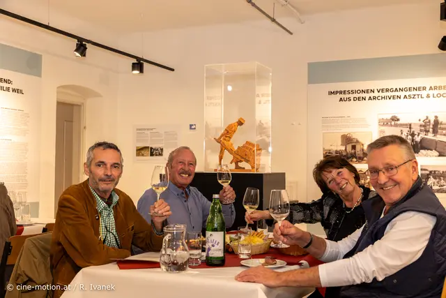 Stefan, Bertl, Waltraud und Alfred - gemütlicher Abend kann beginnen. | Foto: www.cine-motion.at / Ivanek