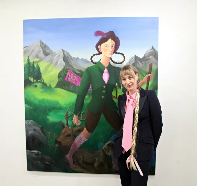 Melanie Thöni vor einem ihrer Werke – Sinnbild für ihre Authentizität und eine Malerei, die Tradition neu denkt und weibliche Perspektiven in den Vordergrund rückt.