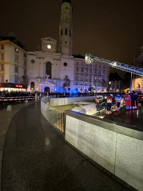 Spezialkräfte der Berufsfeuerwehr mussten einen Mann am Freitagabend aus der Ausgrabungsstätte am Michaelerplatz befreien.  | Foto: LPD Wien