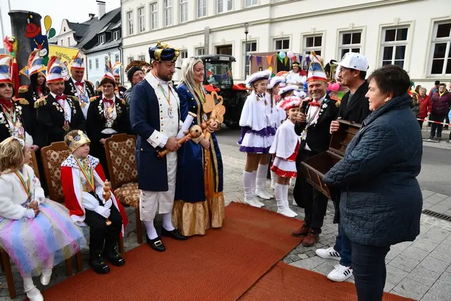 Der Gemeindevorstand mit leerer Kassa beim neuen Prinzenpaar, dieses hat die Regentschaft für St. Lambrecht angetreten. | Foto: Anita Galler
