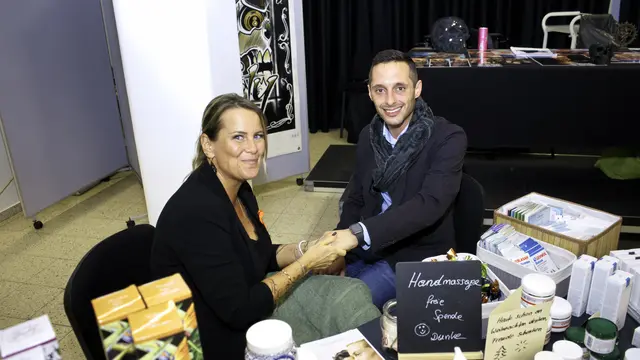 Bgm. Jürgen Schrönkhammer lässt sich von Elisabeth Vesely massieren | Foto: Markus Achleitner