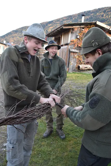 Mit vielen Brüllern und lauten Böllern ist der Stolz bereits beim Ruten binden im ganzen Dorf nicht zu überhören.