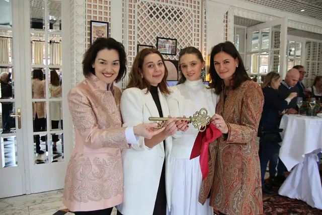 Direktorin-Stellvertreterin Gudrun Keschar (l.) und Hoteldirektorin Angelique Weinberger (r.) mit Katharina Aichhorn und Elena Jenisch.