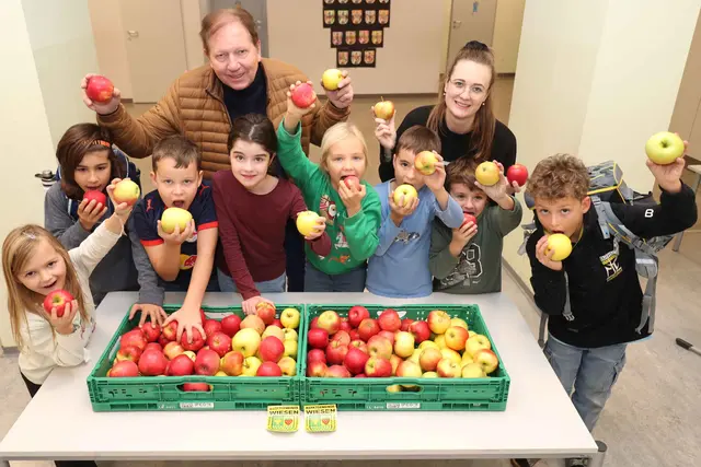 Bürgermeister Matthias Weghofer und die Leiterin der Nachmittagsbetreuung Madlen Siegl und die Volksschulkinder beim Verkosten der Äpfel. | Foto: Marktgemeinde Wiesen