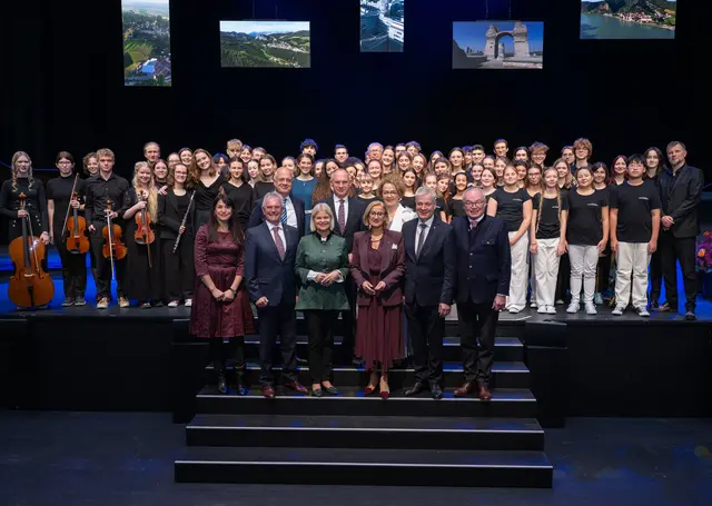 Die Künstlerinnen und Künstler, die den Empfang zum Landesfeiertag gestalteten, mit (vorne v.l.) Schriftstellerin Vea Kaiser, Landtagspräsident Karl Wilfing, Verteidigungsministerin Klaudia Tanner, Landeshauptfrau Johanna Mikl-Leitner, Landesrat Anton Kasser und LH-Stellvertreter Stephan Pernkopf. | Foto: NLK Khittl