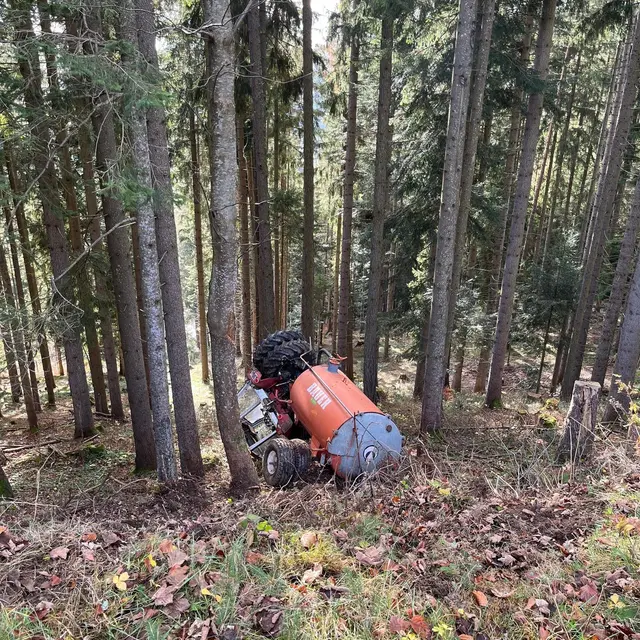 Der Traktor blieb samt Gülleanhänger im Wald liegen. | Foto: FF der Marktgemeinde Langenwang