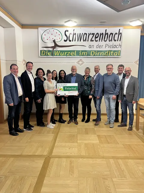 Alle Bürgermeister:innen der Mitgliedsgemeinden
MA der Regionalplanungsgemeinschaft (Cornelia Janker, Karina Schichor, Julia Franta)
Regionalberaterin Marisa Fedrizzi, NÖ Dorf- und Stadterneuerung.
 | Foto: zVg. Dorf- und Stadterneuerung 