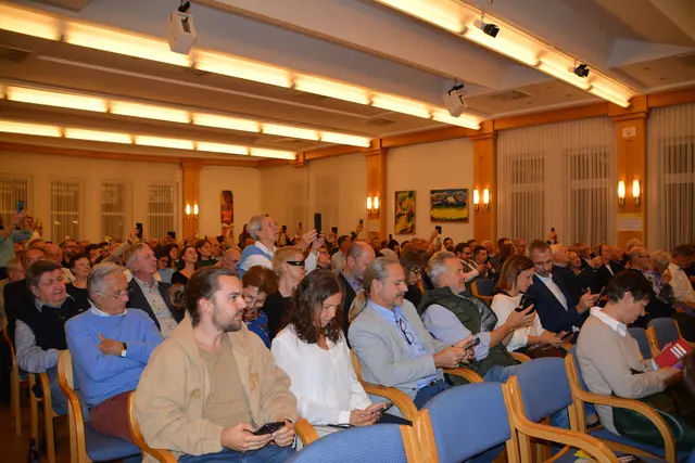 Die Besucherinnen und Besucher beteiligten sich aktiv an der Veranstaltung – die Handyumfrage lieferte spannende Einblicke in Meinungen zu Bildung und Gesundheitsversorgung.

 | Foto: Rosenberger Victoria