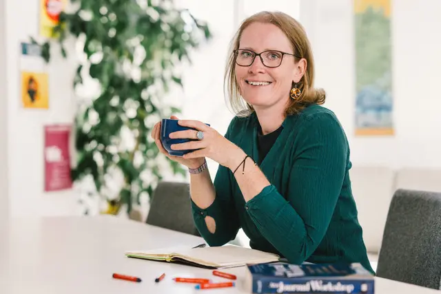 Ruth Mayr ist Schreibtrainerin in der PostWerkStatt. | Foto: Karin Hackl Photo