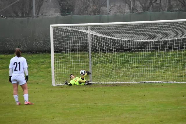 Keeperin Ilvi Putz kann den Elfmeter - schon im Tor liegend - noch mit dem Bein abwehren. | Foto: Michael Strini